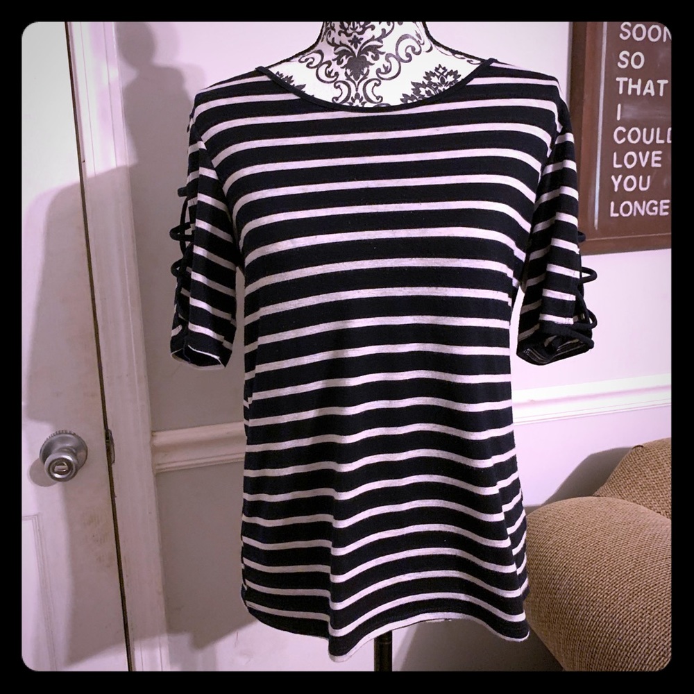 ❤️ Navy and white striped top with crosscut sleeve